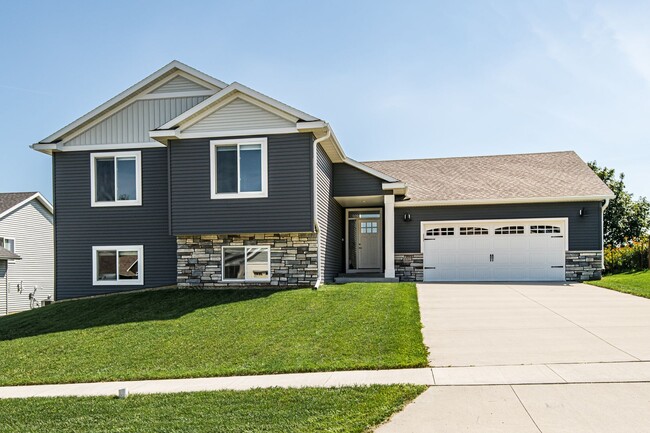 Gorgeous, spacious home on beautiful count... - Gorgeous, spacious home on beautiful count...