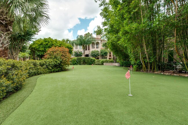 9 Hole Putting Green - Village on the Lake