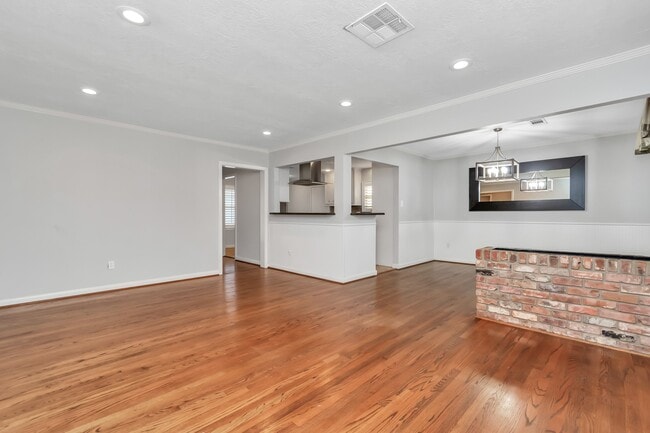 Photo - 4611 Merwin St