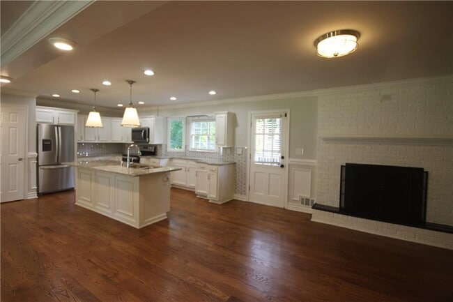 Photo - 3212 Topaz Ln SW