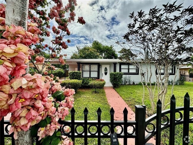 Building Photo - 1783 Lauderdale Manor Dr Rental