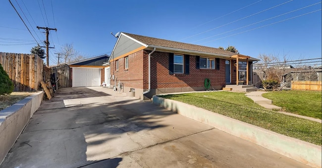 8383 Navajo St