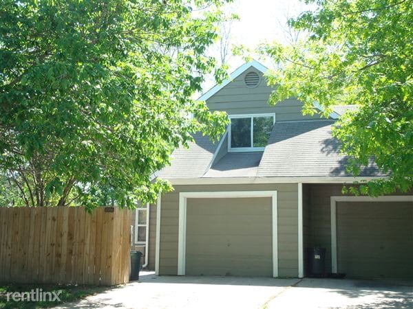 Building Photo - 2307 Hawthorn Dr