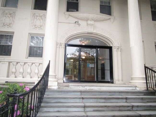 Building Photo - 70 Fenway Unit B3