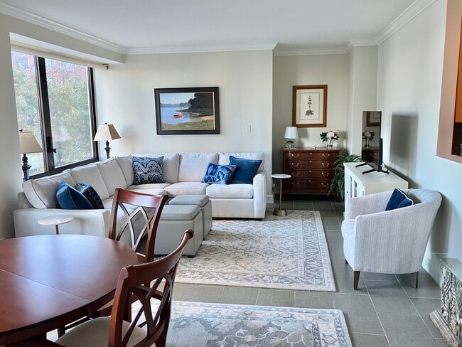 Building Photo - 65 E India Row Unit 4E