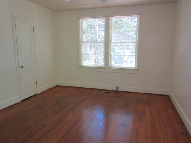 Photo - Large 3BD/2B with 2 living rooms!  Walk to VSU!! Unidad 114 High Street