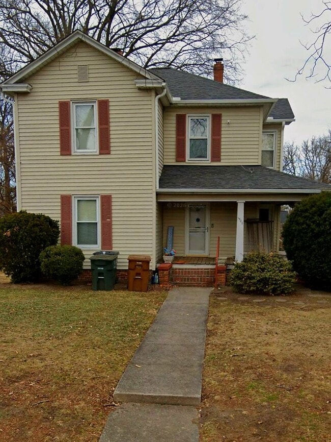 Building Photo - 4 bedroom house less than a mile from UNCG