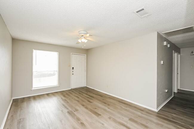 Photo - 716 Admiralty Way