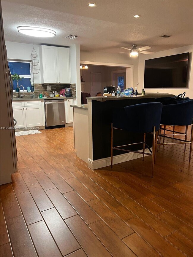 Photo - 1040 Lyons Park Dr