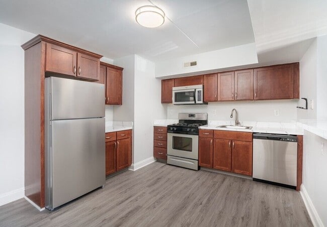 Kitchen (2BR, 1BA 765SF)