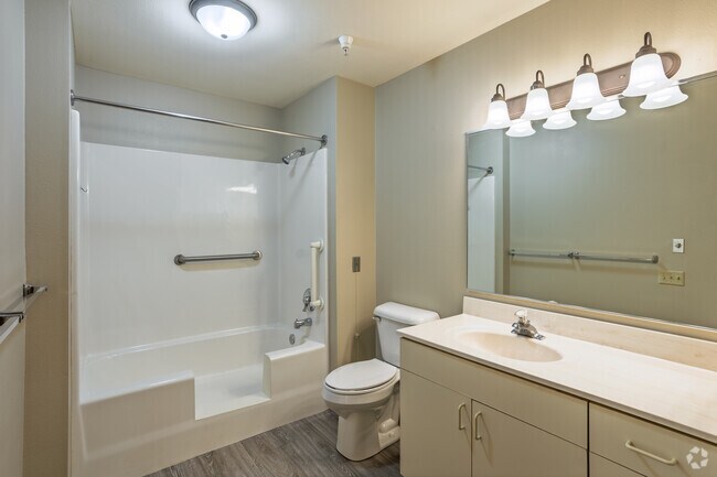 2BR, 1BA - 925SF - Bathroom