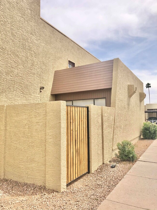 Photo - 820 W 14th St
