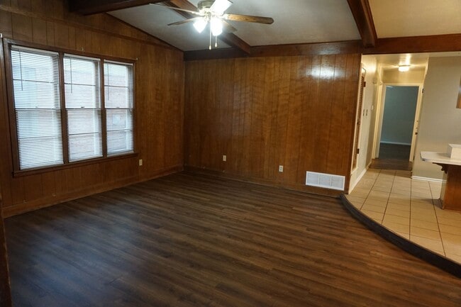 Photo - 3821 51st St