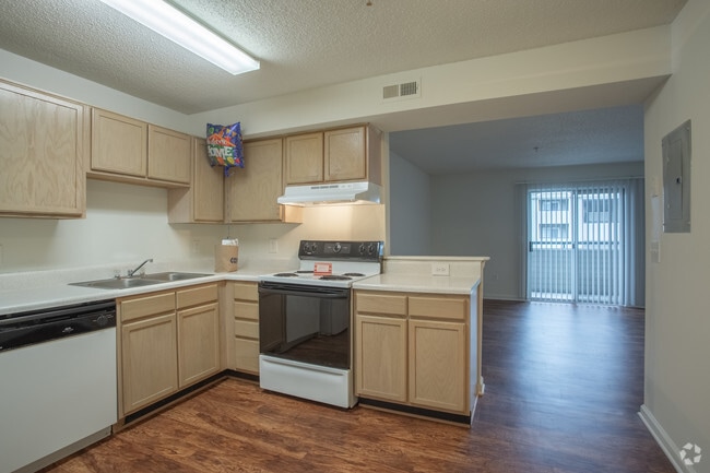 2BR,2BA,932SF