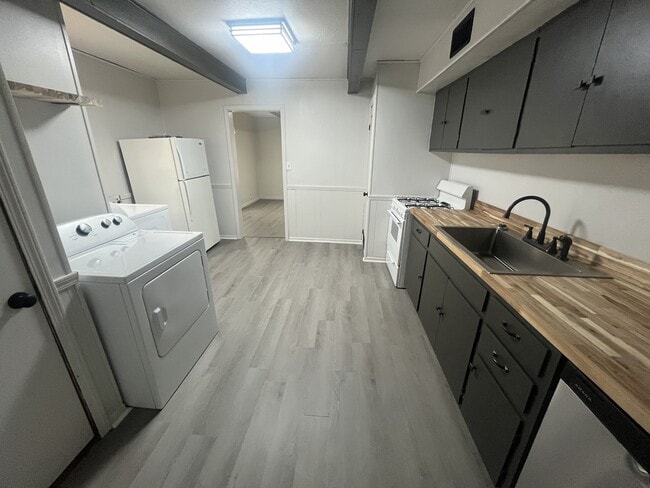 Building Photo - 323 W King St