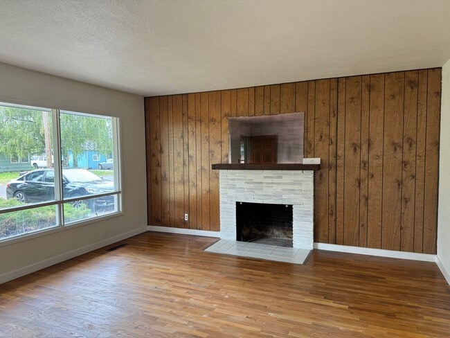 Photo - Beautiful 3 bedroom 1.5 bath house with a huge yard!