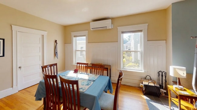 La hermosa luz del sol de la tarde se refleja en el comedor recién pintado. - 307 Tappan St Unidad 3