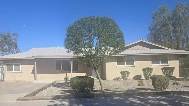 Building Photo - 620 E Broadway Ln