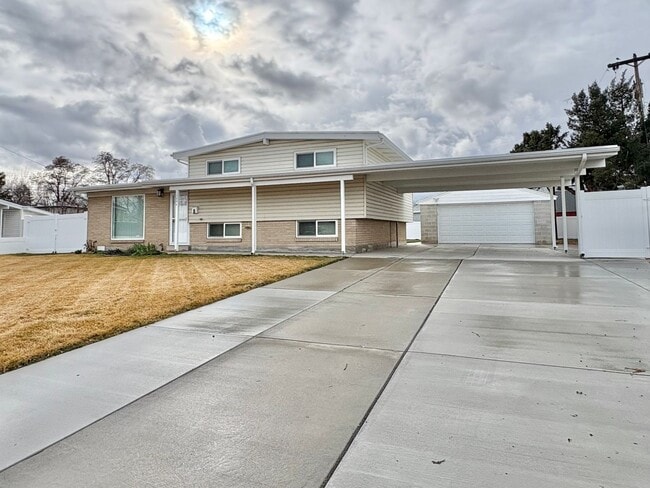 Building Photo - Renovated 3 Bed Home with Huge Yard & 2-Car Garage