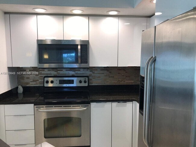 Building Photo - 3370 Pinewalk Dr N Unit 1212
