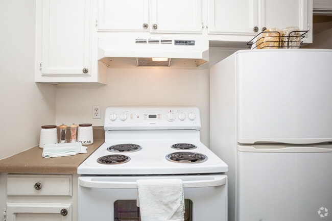 1 BR, 1 BA - 599 SF - Kenilworth Ridge... A Hidden Jewel!