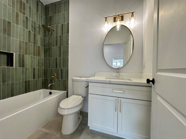 Photo - 808 Oakhurst St Unit 2