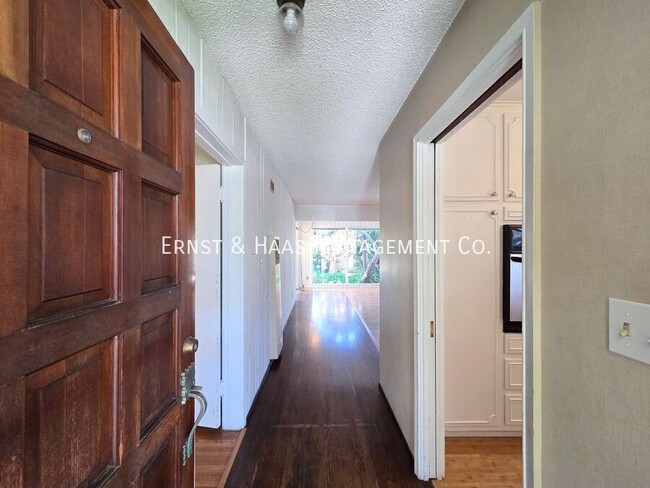 Photo - 2080 Senasac Ave