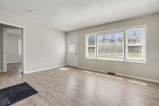 Photo - Charming Two Bedroom, One Bathroom Home Near Kansas City Zoo!