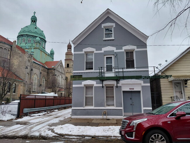 Building Photo - 1018 W 32nd Pl Unit 2nd floor front