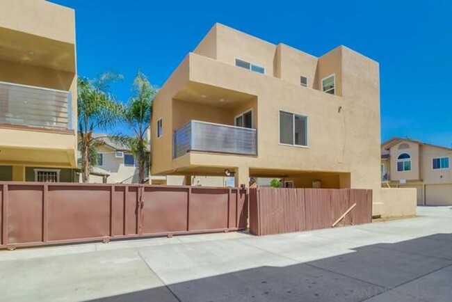 2 Bed, 1.5 Bath Stunning, Gated Tri-Level ... - 2 Bed, 1.5 Bath Stunning, Gated Tri-Level ... Casa Adosada