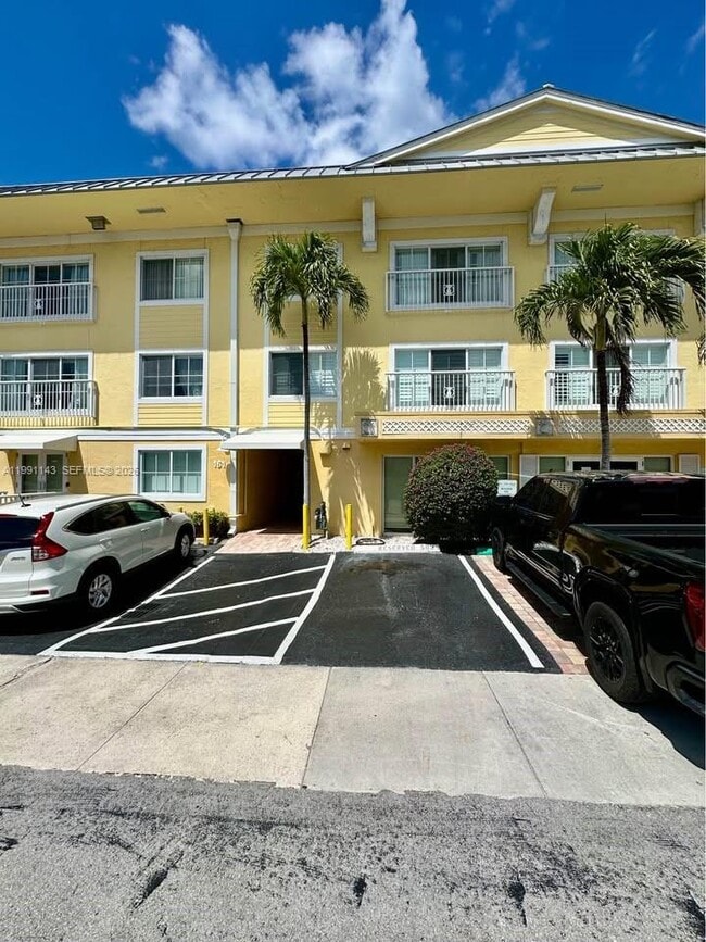 Building Photo - 151 NE 16th Ave Unit 334