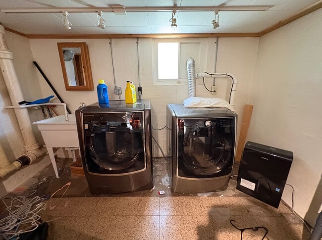 Photo - 306 W John St