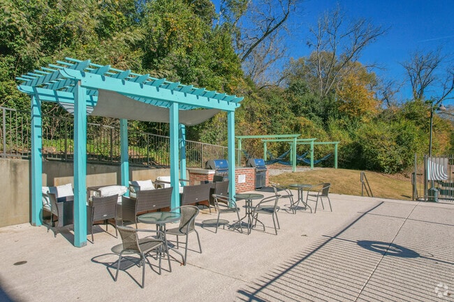 Poolside Lounge - Station on McIntosh Student Housing