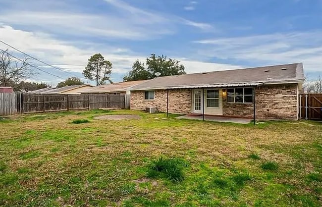 Building Photo - 423 Southlake Dr