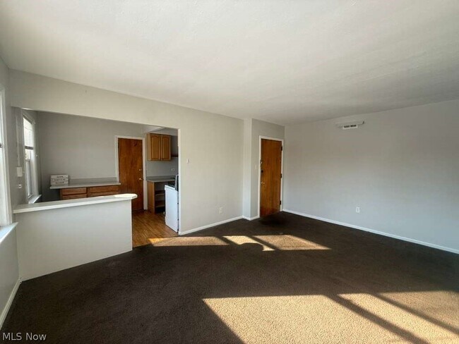 Photo - 2027 Warrensville Center Rd Unidad 6