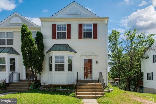 Building Photo - "Spacious 3-Bedroom Townhouse with Finishe...