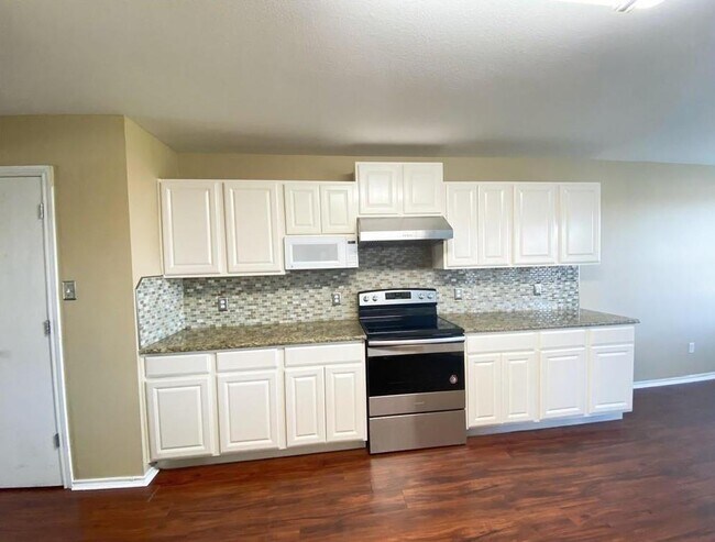 Photo - 402 Blackman Tr