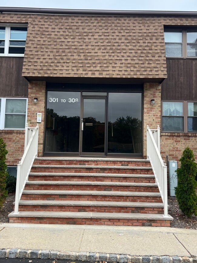 Building Photo - 306 Sharon Garden Ct Unit 306