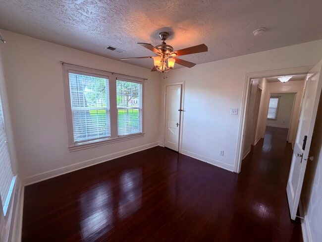 212 W Hunnicutt Ave
