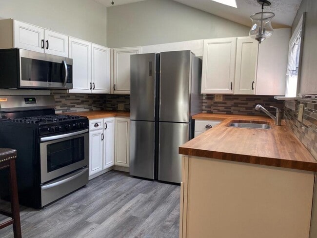 Photo - 1136 Pownal Rd