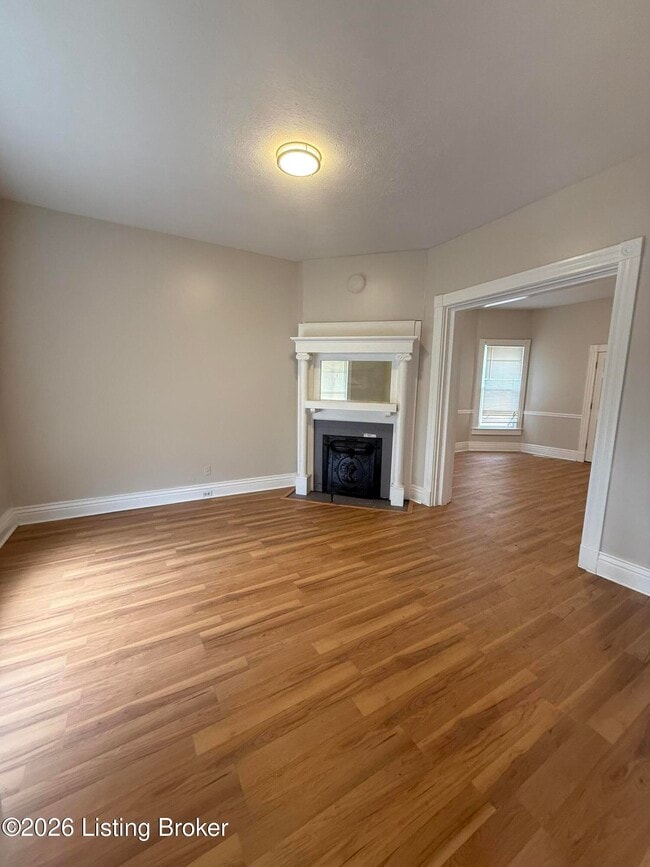 Photo - 2547 Bank St