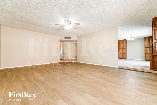 Photo - 614 E Greenway Dr