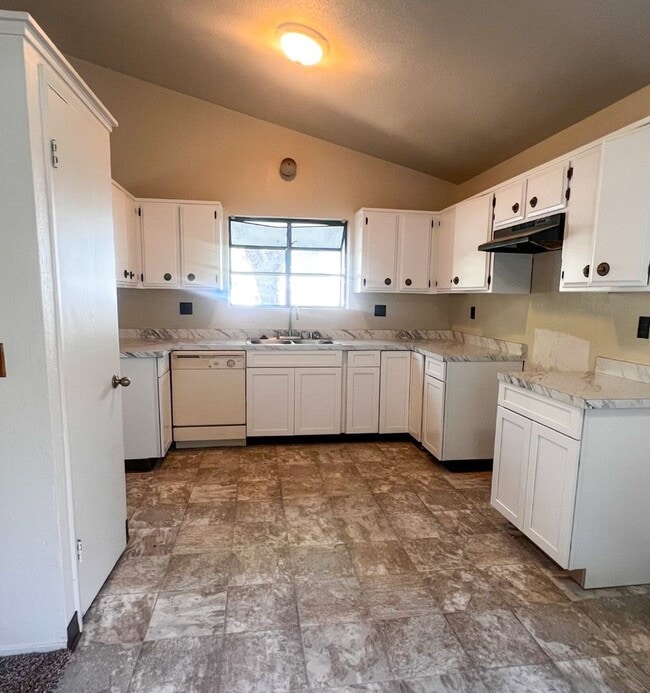 Building Photo - East Chico 3 Bedroom Home Near Bidwell Park