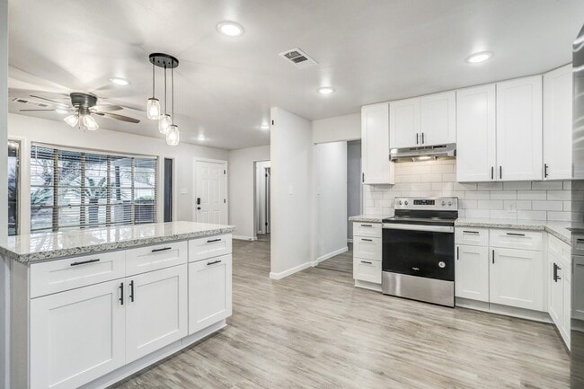 Photo - 8618 Flossie Mae St