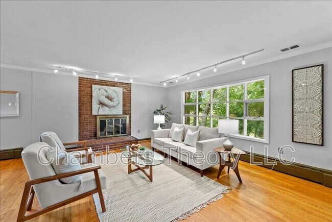 Photo - 3035 Hazelton St