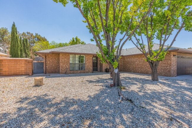 Building Photo - Beautiful 4 Bedroom 2 Bath Home!