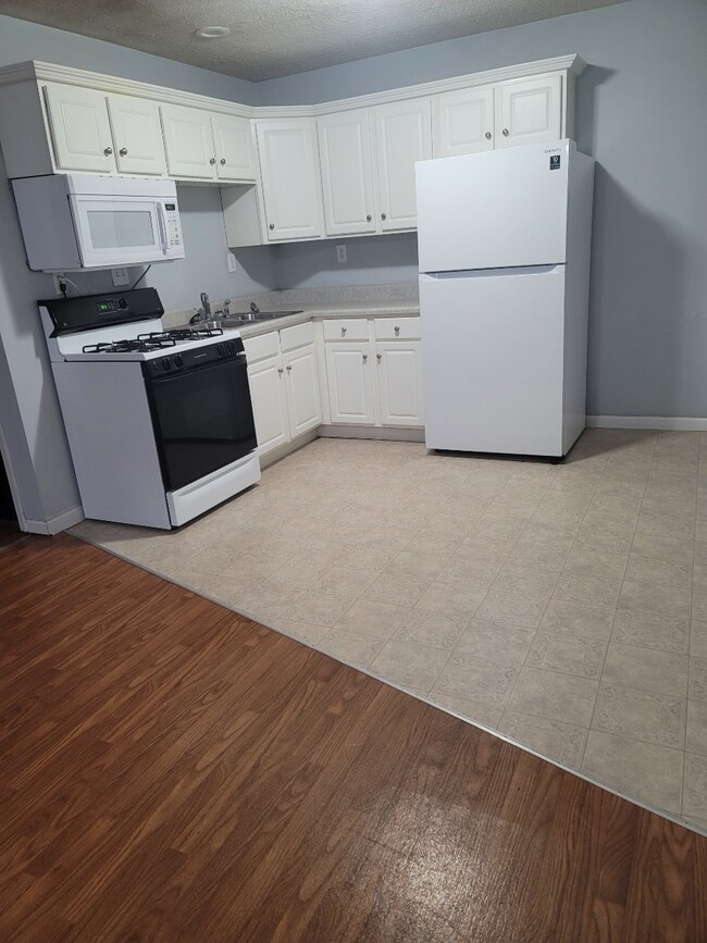 Full Kitchen - 891 Brian Ln Unit All-Inclusive Apartment