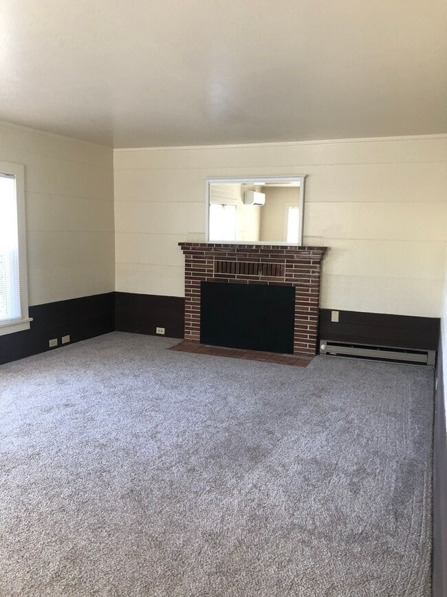 Building Photo - 1032-1038 Woodrow Ln Unit 1032