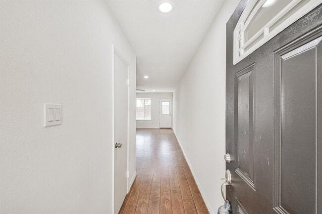 Photo - 9719 Halkirk St