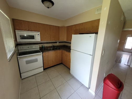 Building Photo - 230 NE 41st St Unit 2